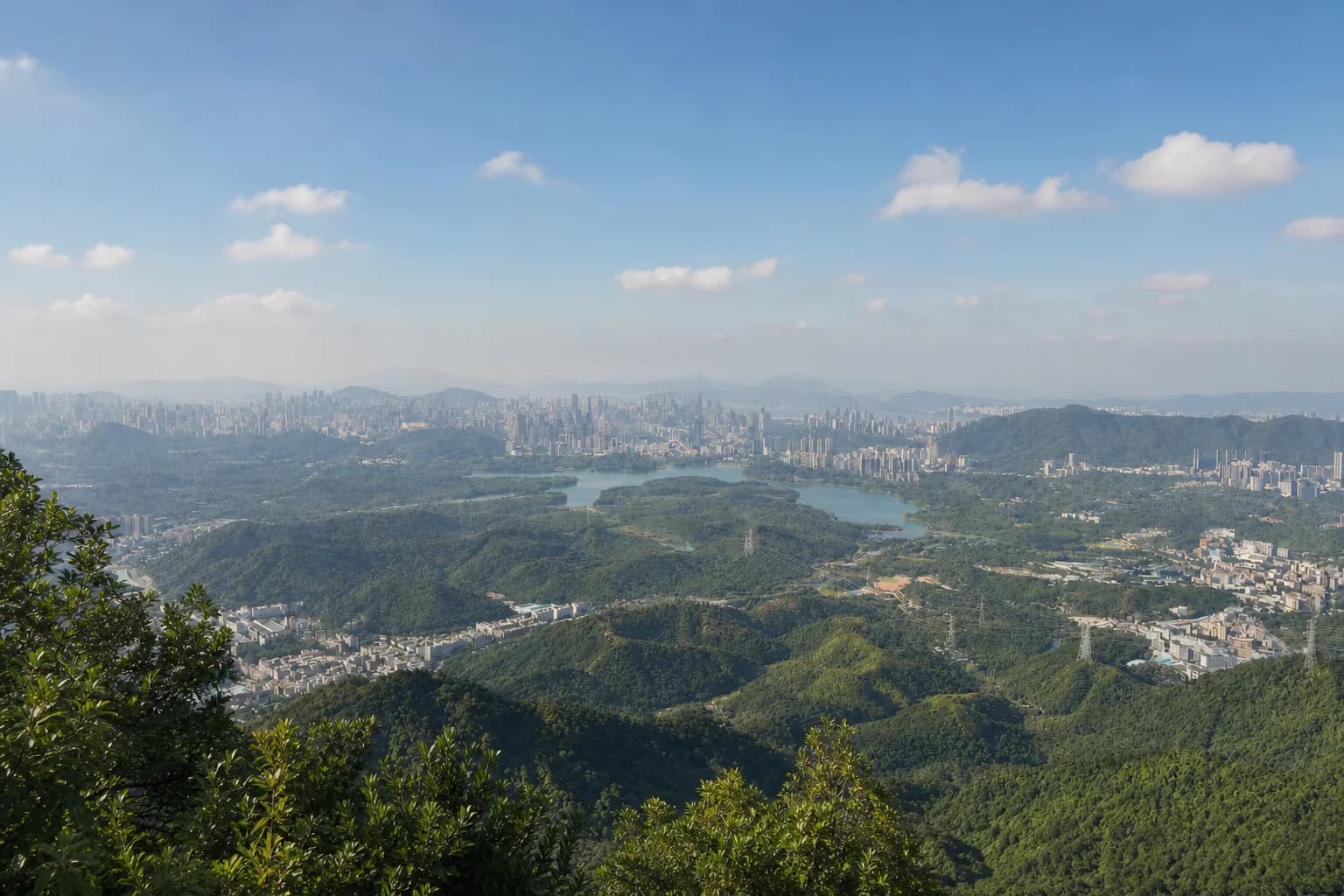 Crestas boscosas de Yangtai, embalse y horizonte de los distritos exteriores de Shenzhen