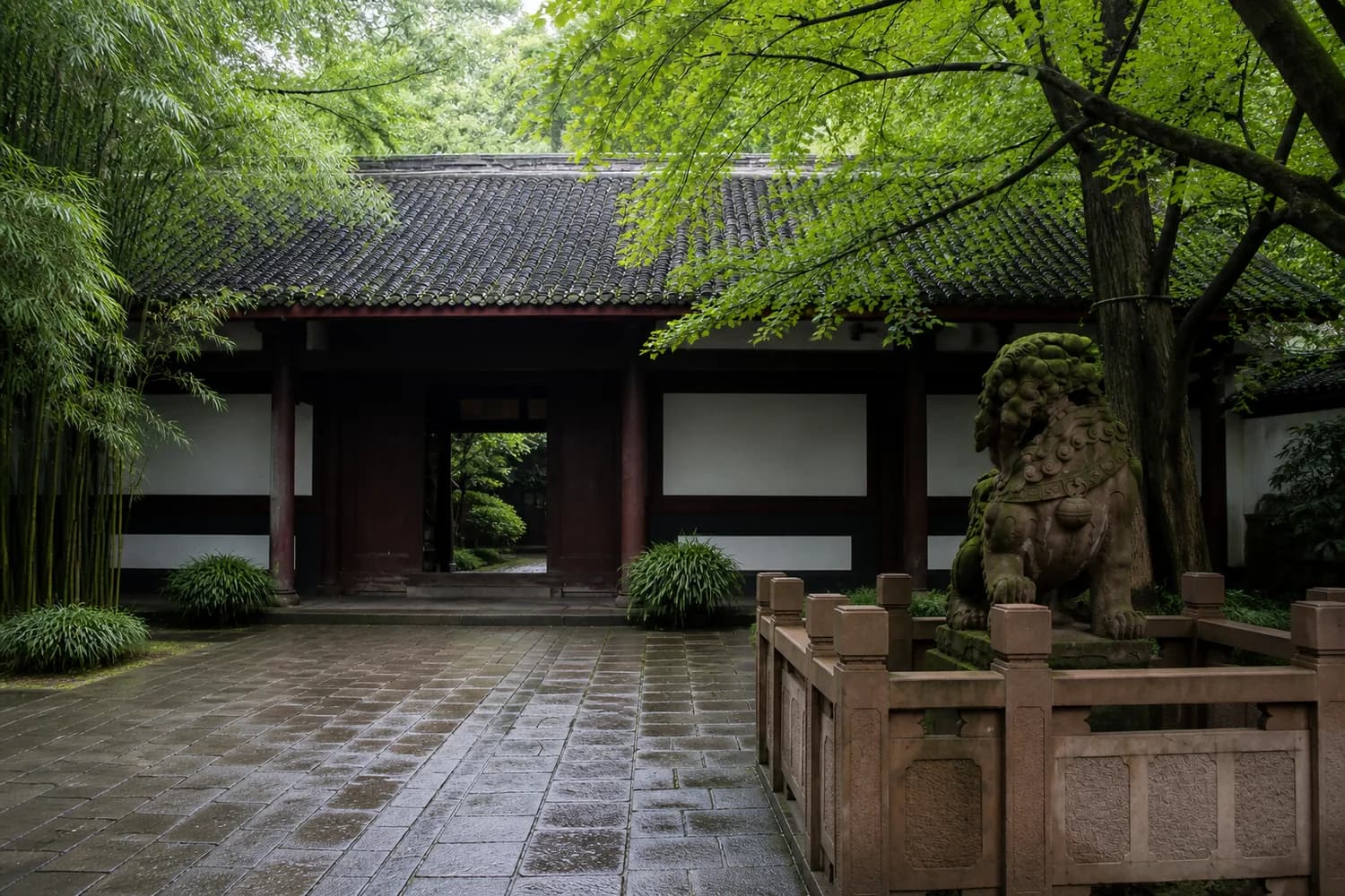 Sala conmemorativa tradicional y guardián de piedra en el eje formal de la Cabaña de Techo de Paja de Du Fu