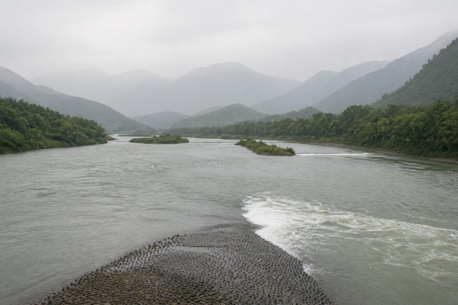 Vista editorial del río Min dividiéndose en las obras de derivación de Fish Mouth
