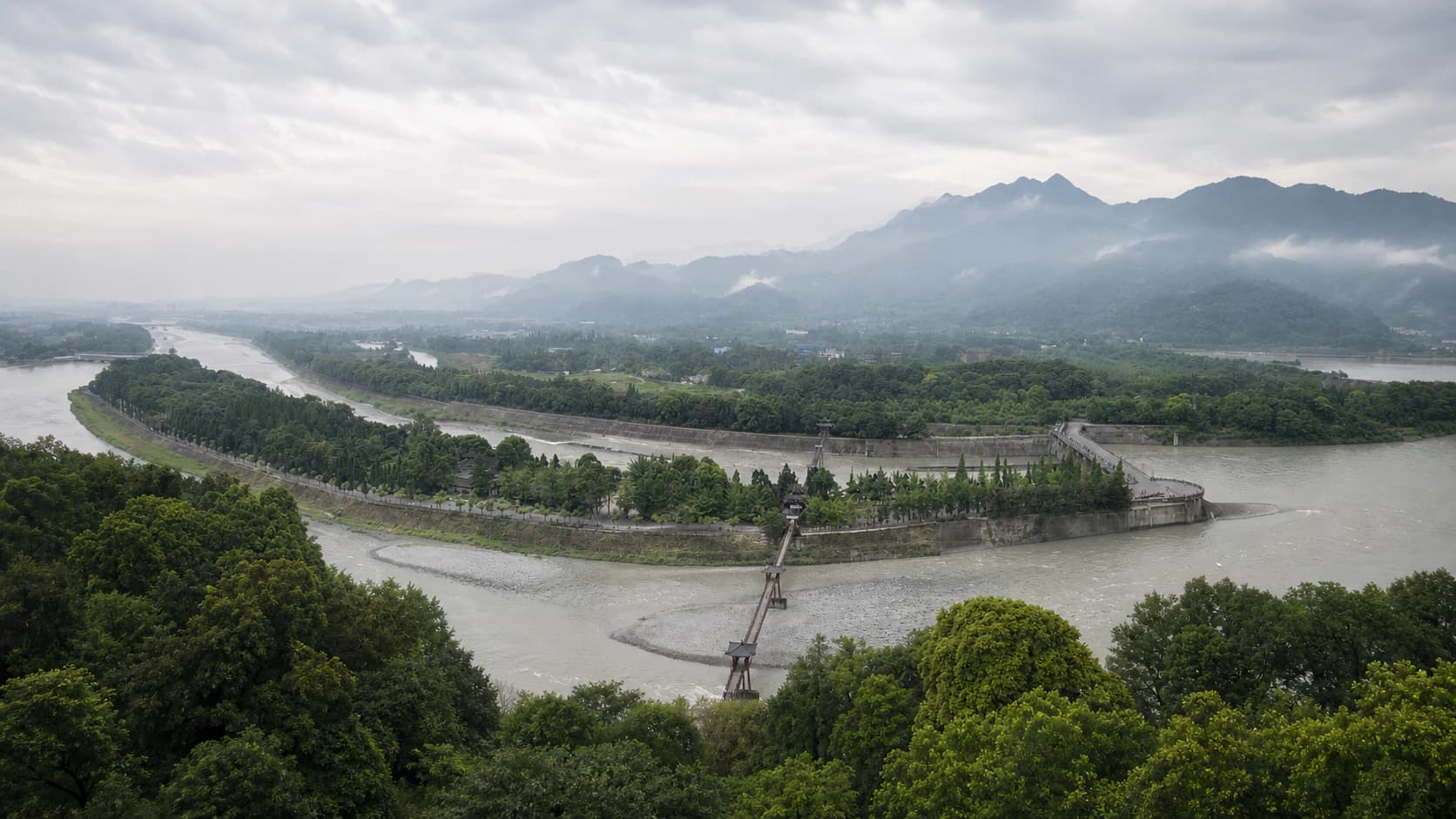 Sistema de Irrigación de Dujiangyan y el paisaje del río Minjiang