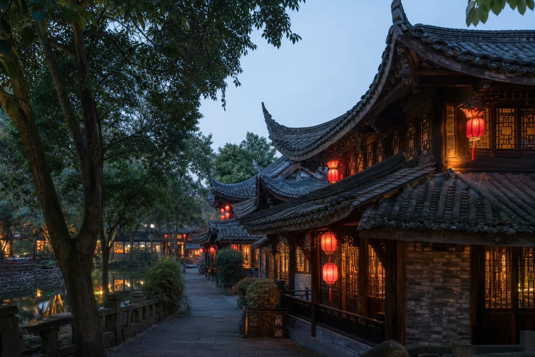 Vista de la arquitectura reconstruida del oeste de Sichuan junto al agua en Jinli