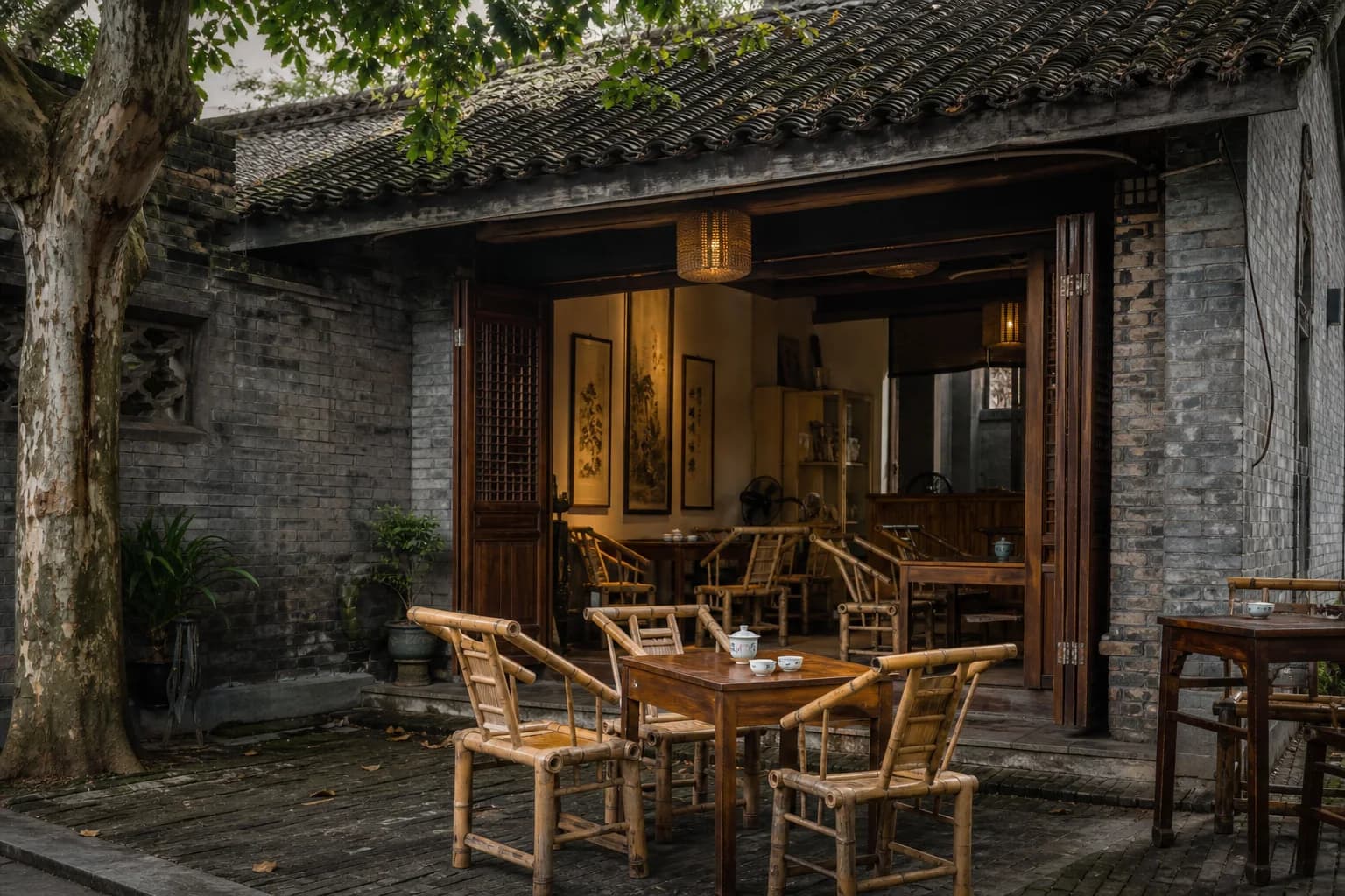Imagen de una tranquila casa de té de patio en Chengdu con sillas de bambú y té gaiwan