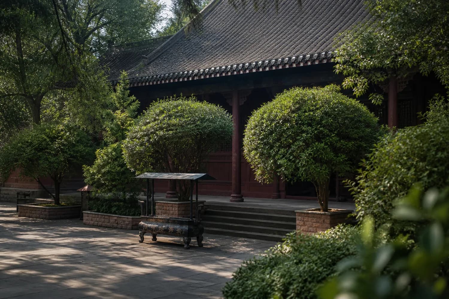Vista de un tranquilo patio a la sombra de árboles en el Palacio de Qingyang