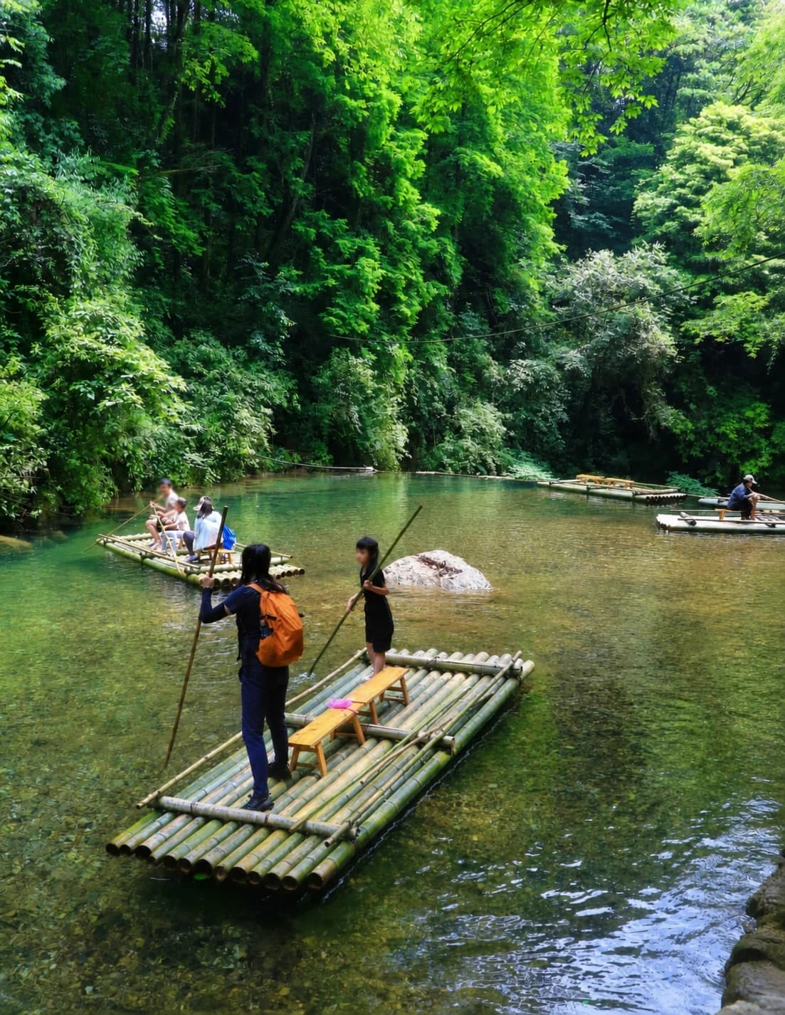 Paseo tradicional en balsa de bambú por las aguas de la montaña