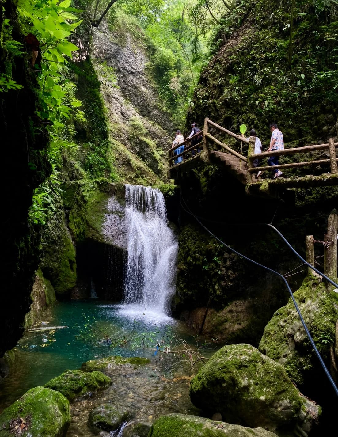 Sendero de montaña con vistas a una cascada