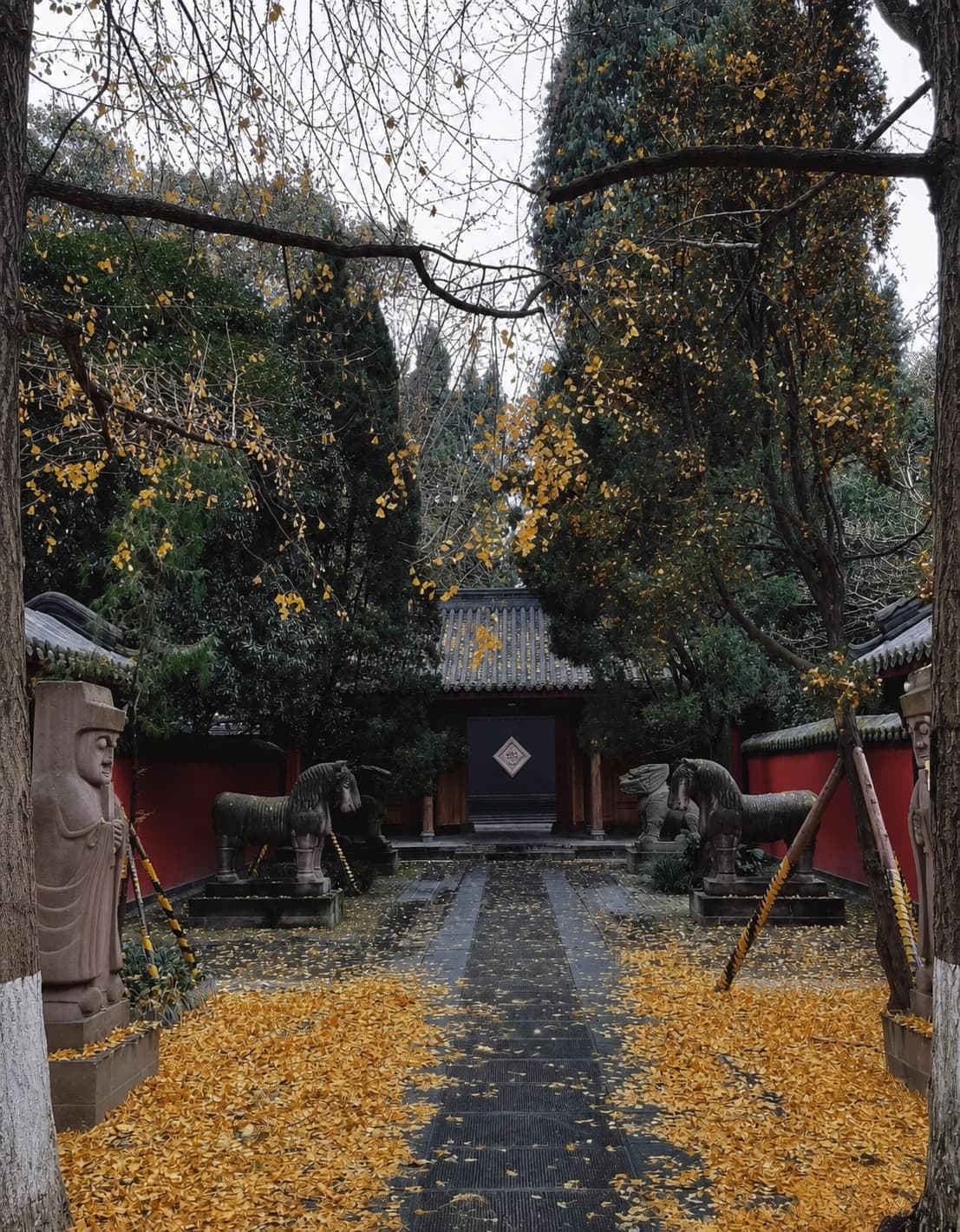 Hojas de otoño y estatuas en el Templo de Wuhou