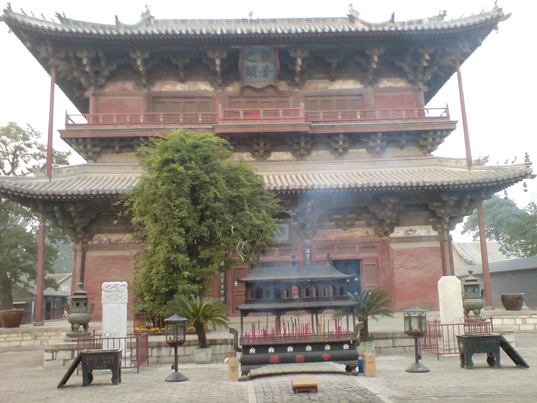 Vista exterior del Pabellón Guanyin de varios niveles en el Templo Dule