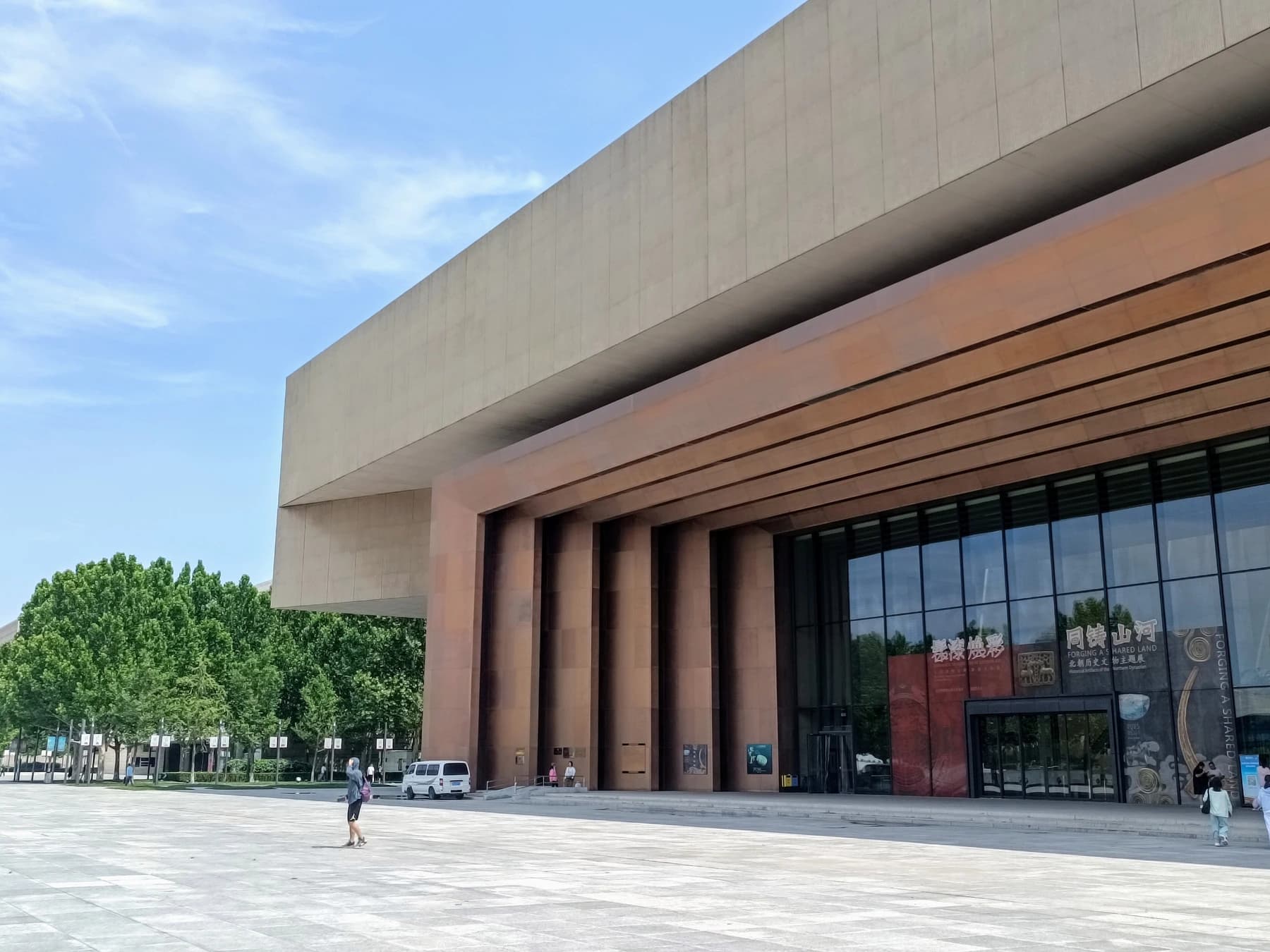 Galería de exposiciones y vitrinas dentro del Museo de Tianjin