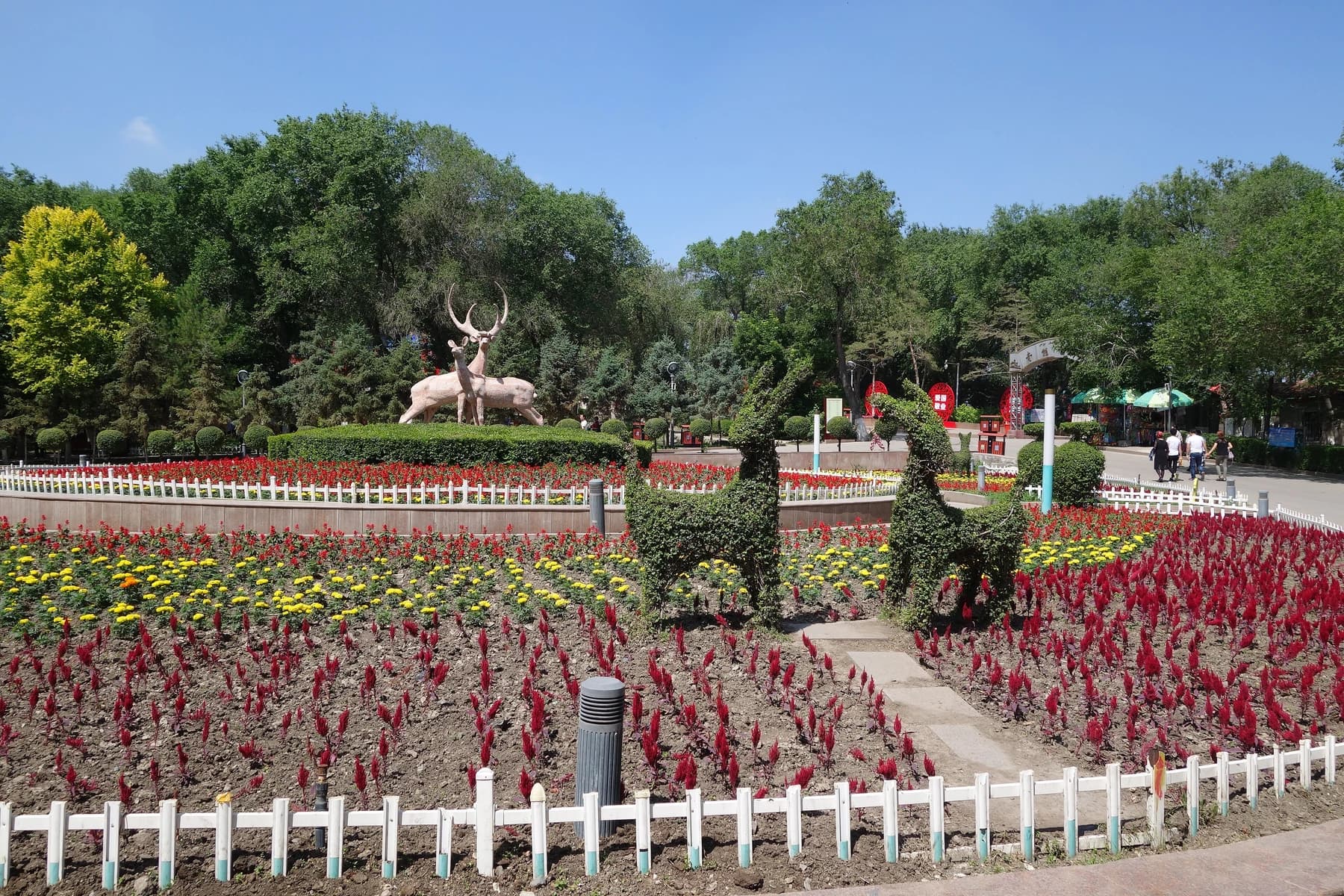 Parterres de flores y senderos ajardinados en Red Hill Park