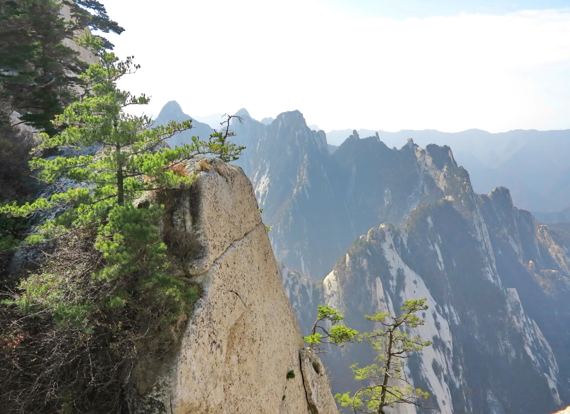 Picos graníticos y laderas con pinos en el monte Hua
