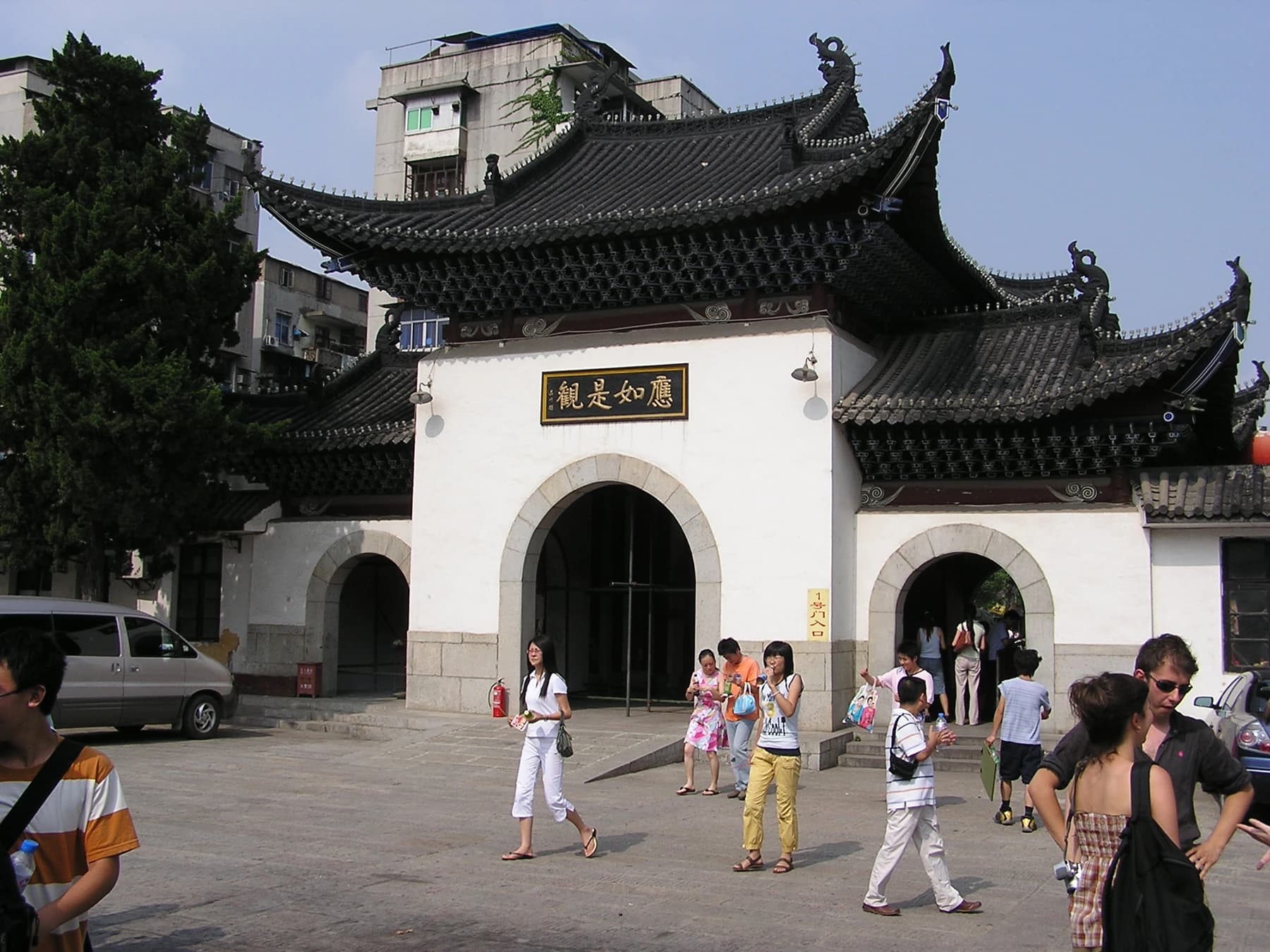 Arquitectura tradicional de la entrada al Templo Guiyuan en Hanyang