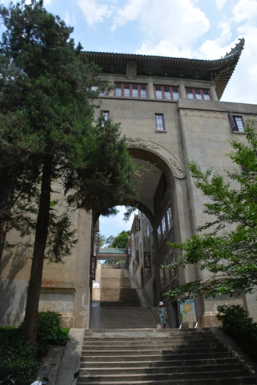 Edificio histórico entre árboles en la Universidad de Wuhan