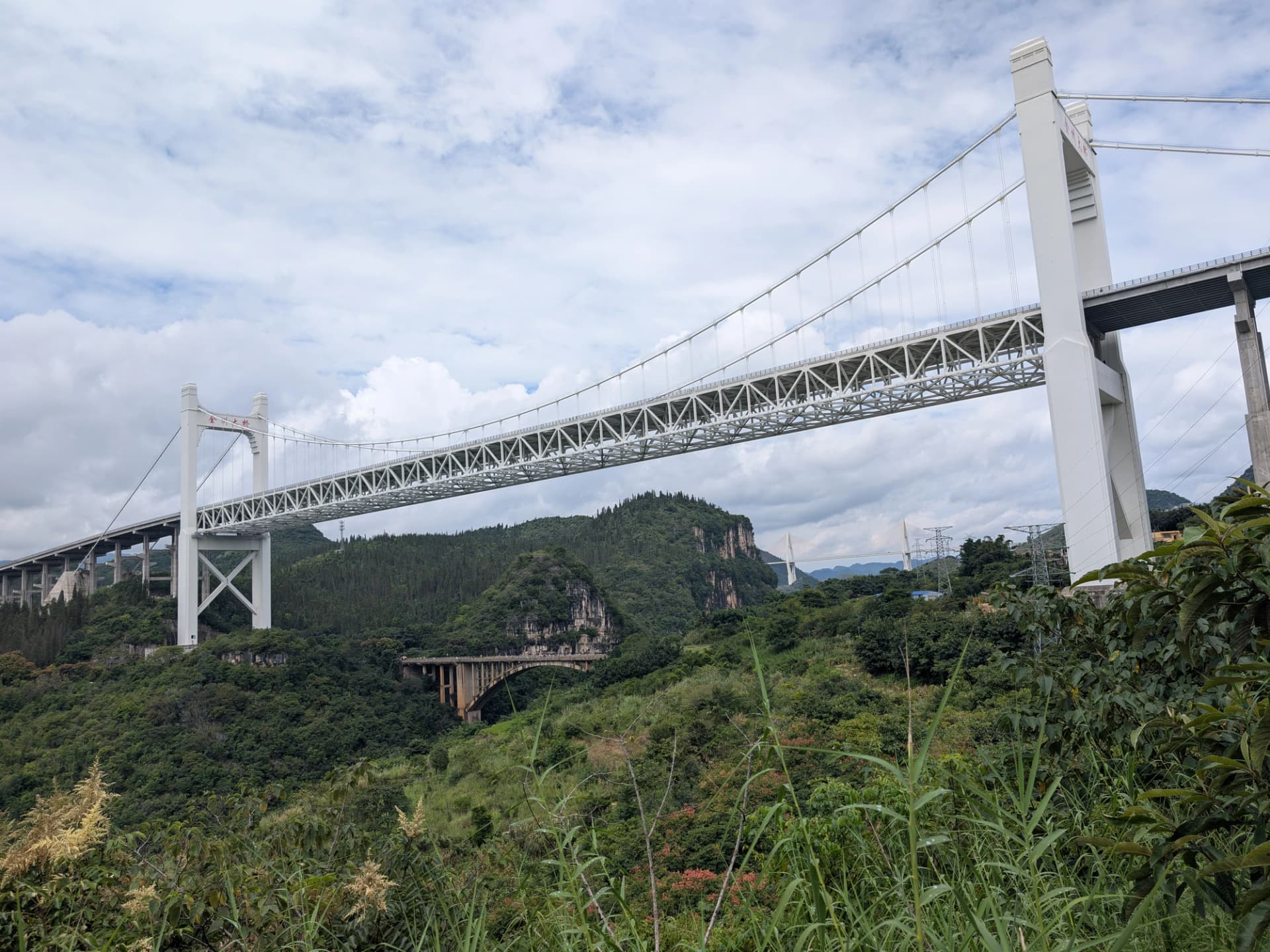 Modern bridge infrastructure above the forested Maling River gorge