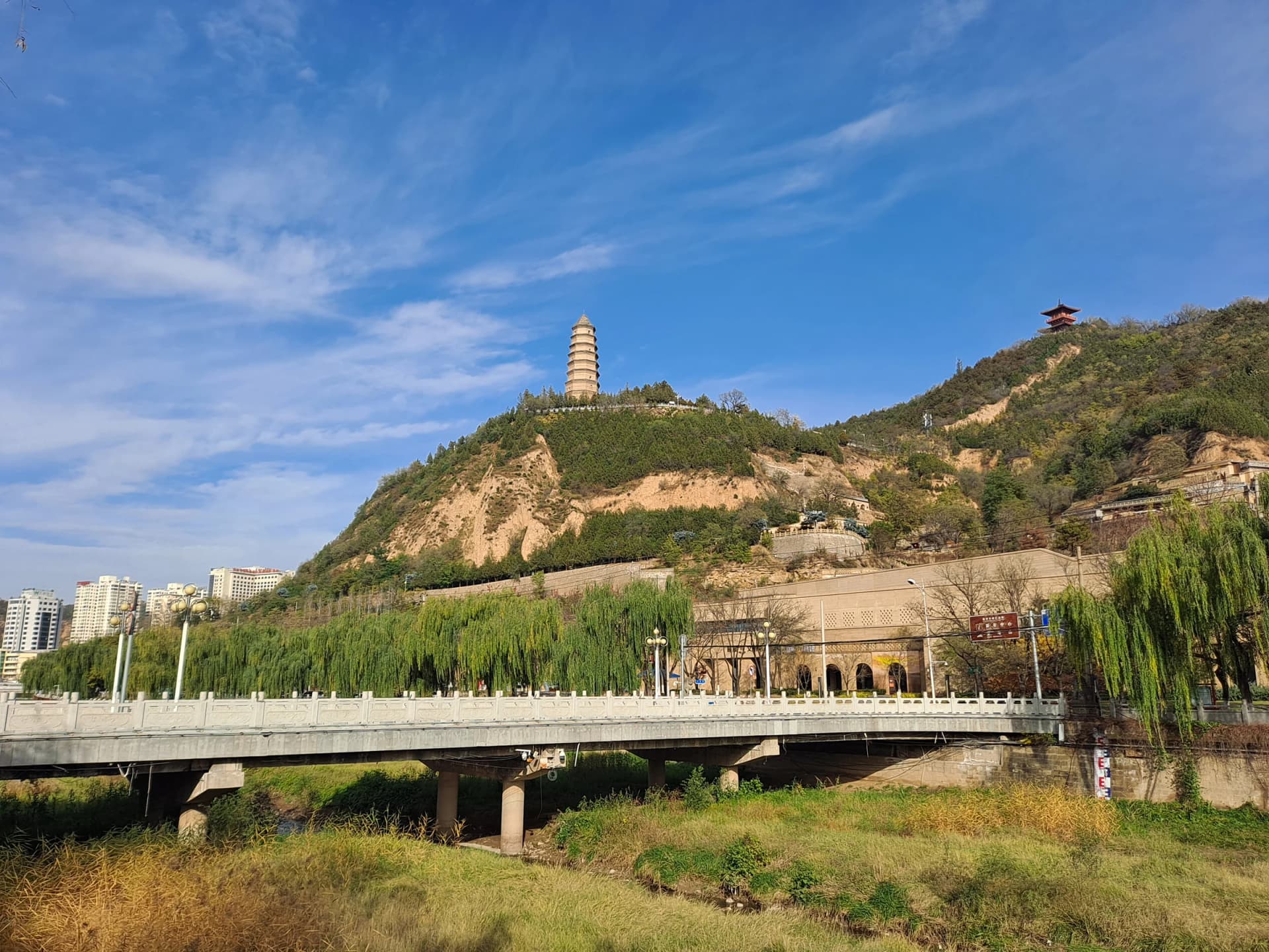 La montaña Baota sobre el centro de Yan'an y el puente Xingsheng