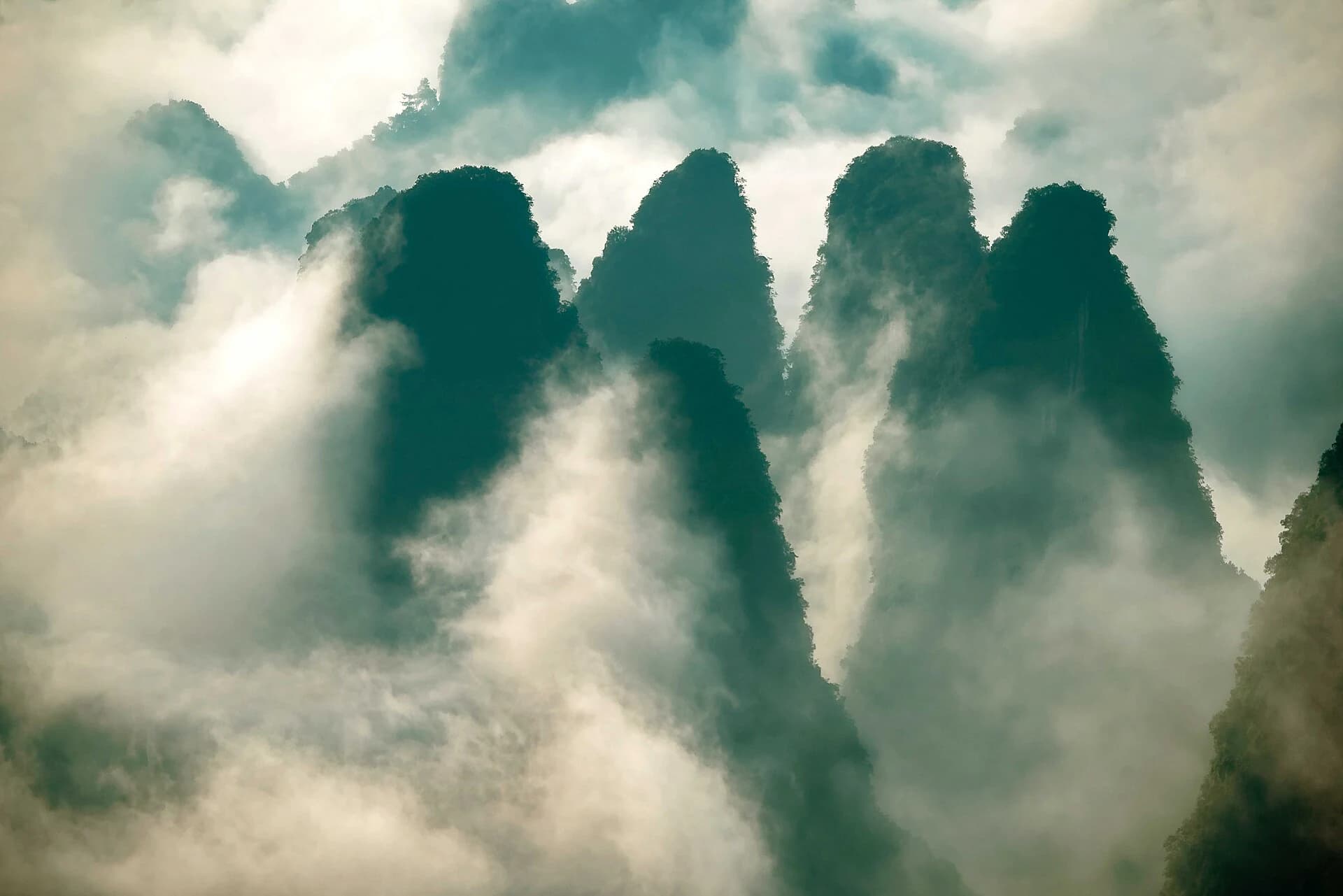 Nubes entre las montañas kársticas escalonadas de Yangshuo