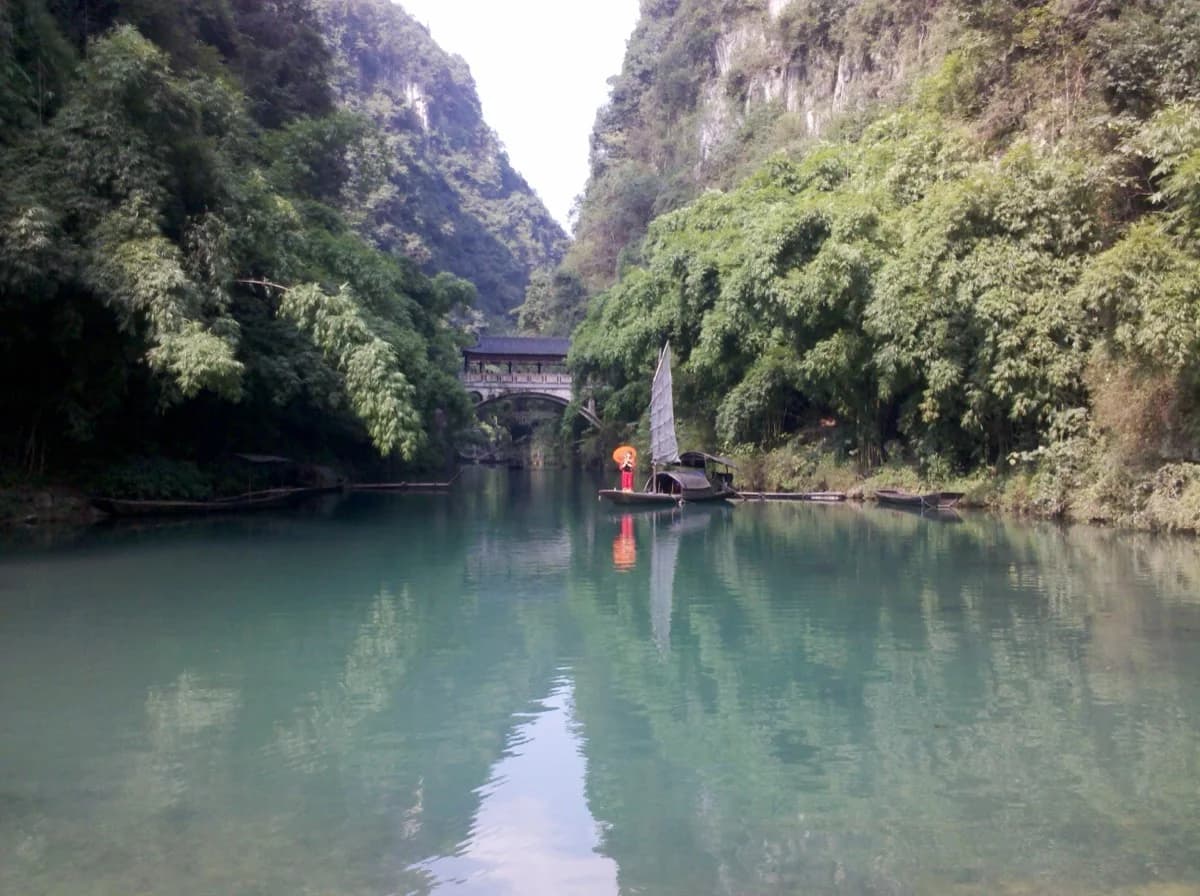 Escena teatral de barco tradicional en el agua verde de Longjin Stream, Three Gorges Tribe