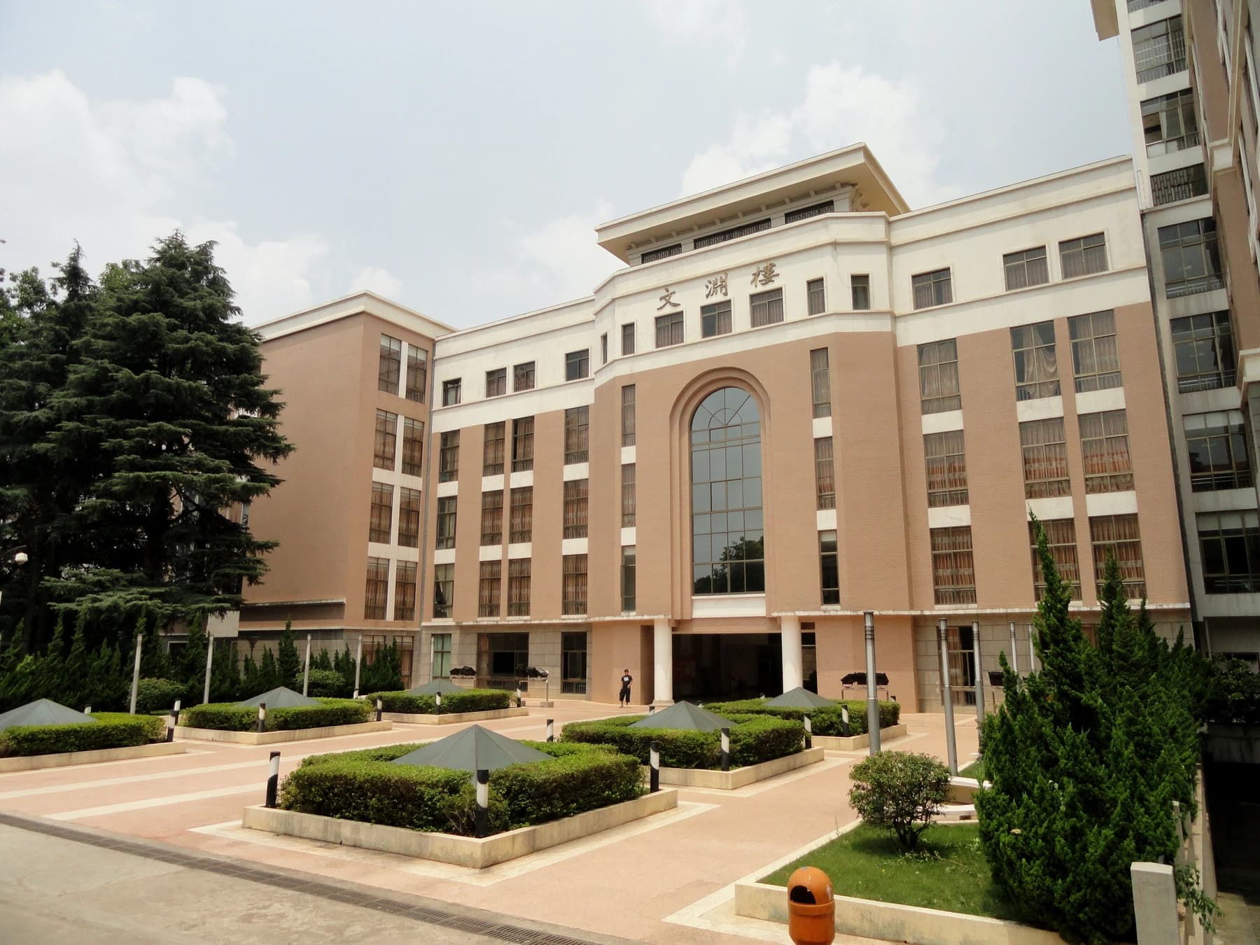 Edificio académico histórico en el campus de Kunming de la Universidad de Yunnan