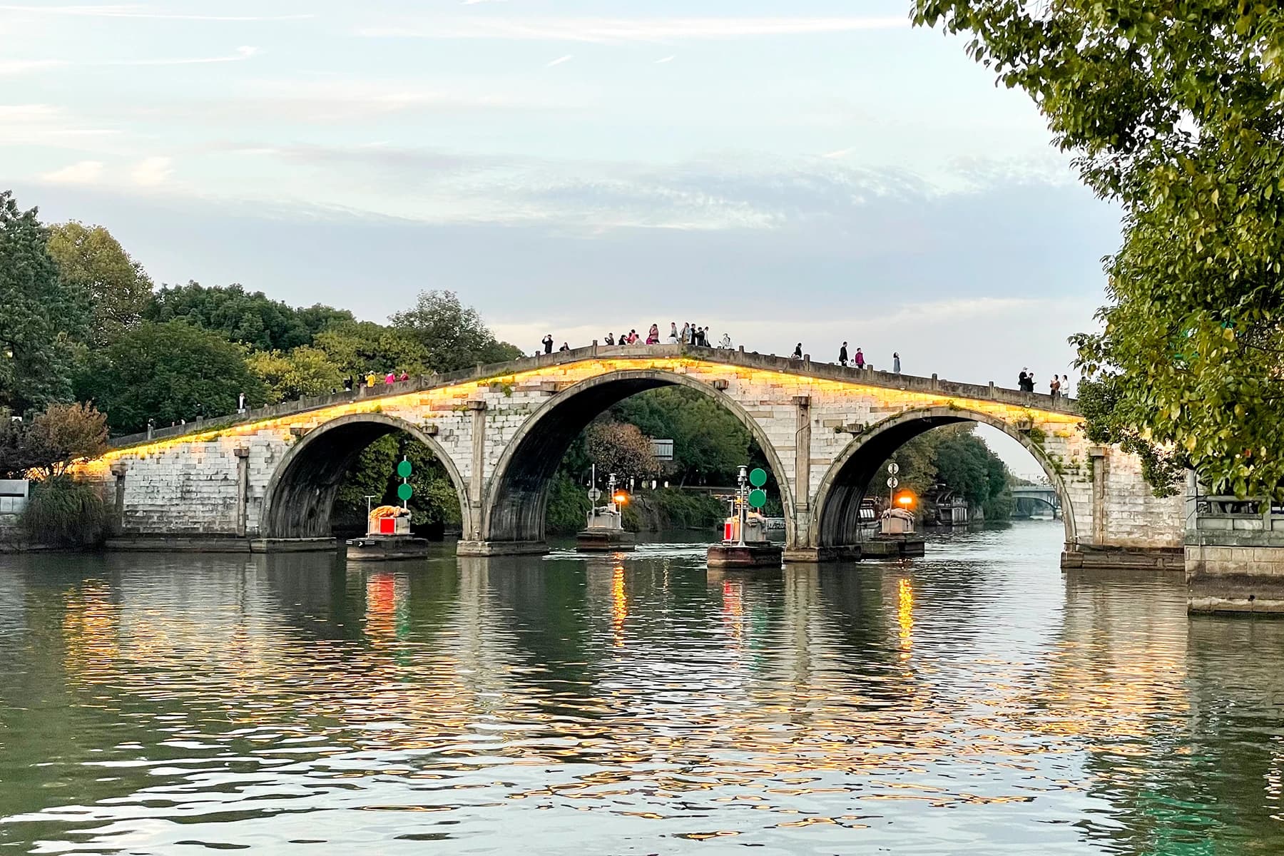 Gongchen Bridge y las orillas del canal en Hangzhou con luz de la hora azul