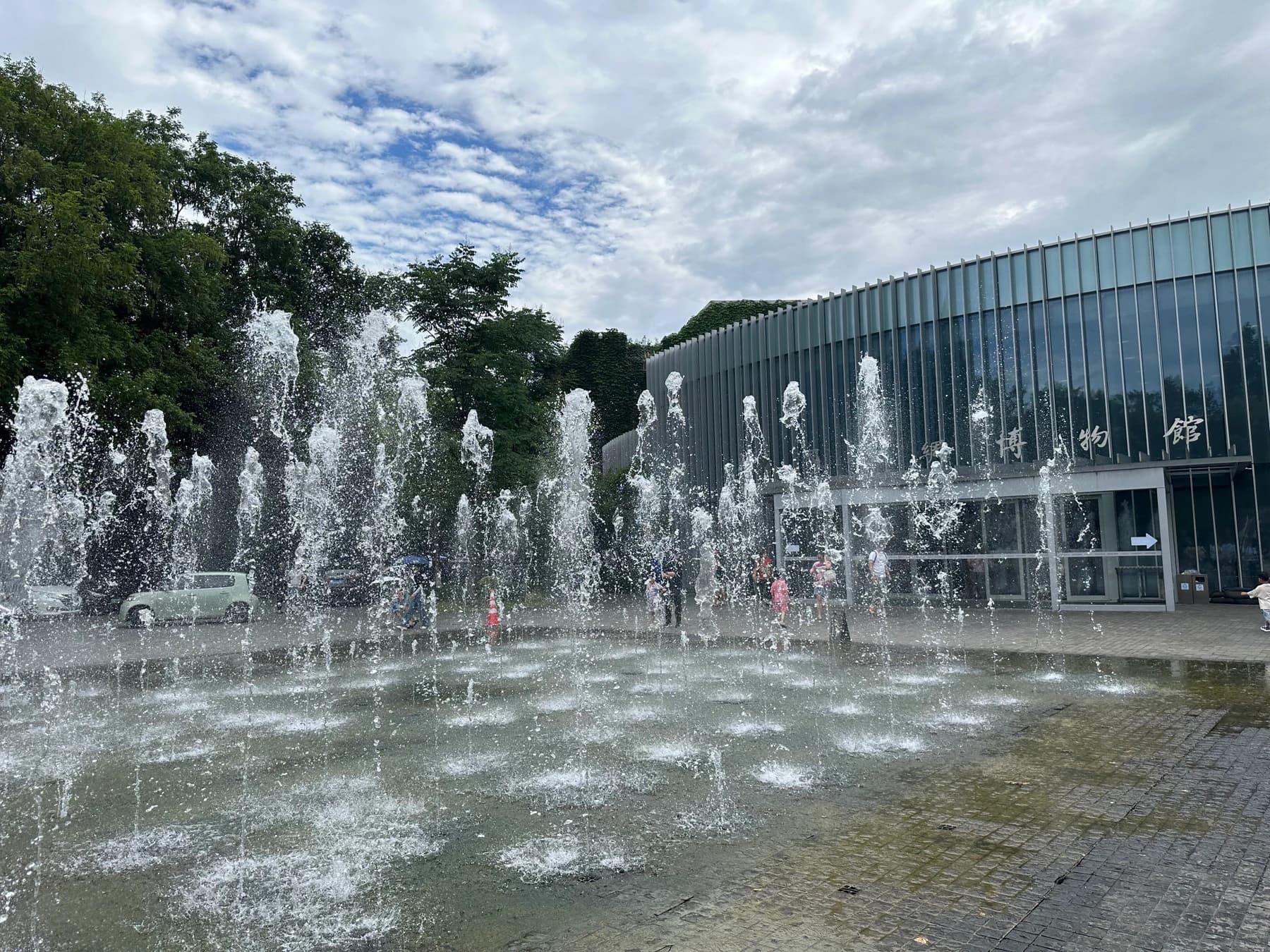 Fuente y edificios del China National Silk Museum