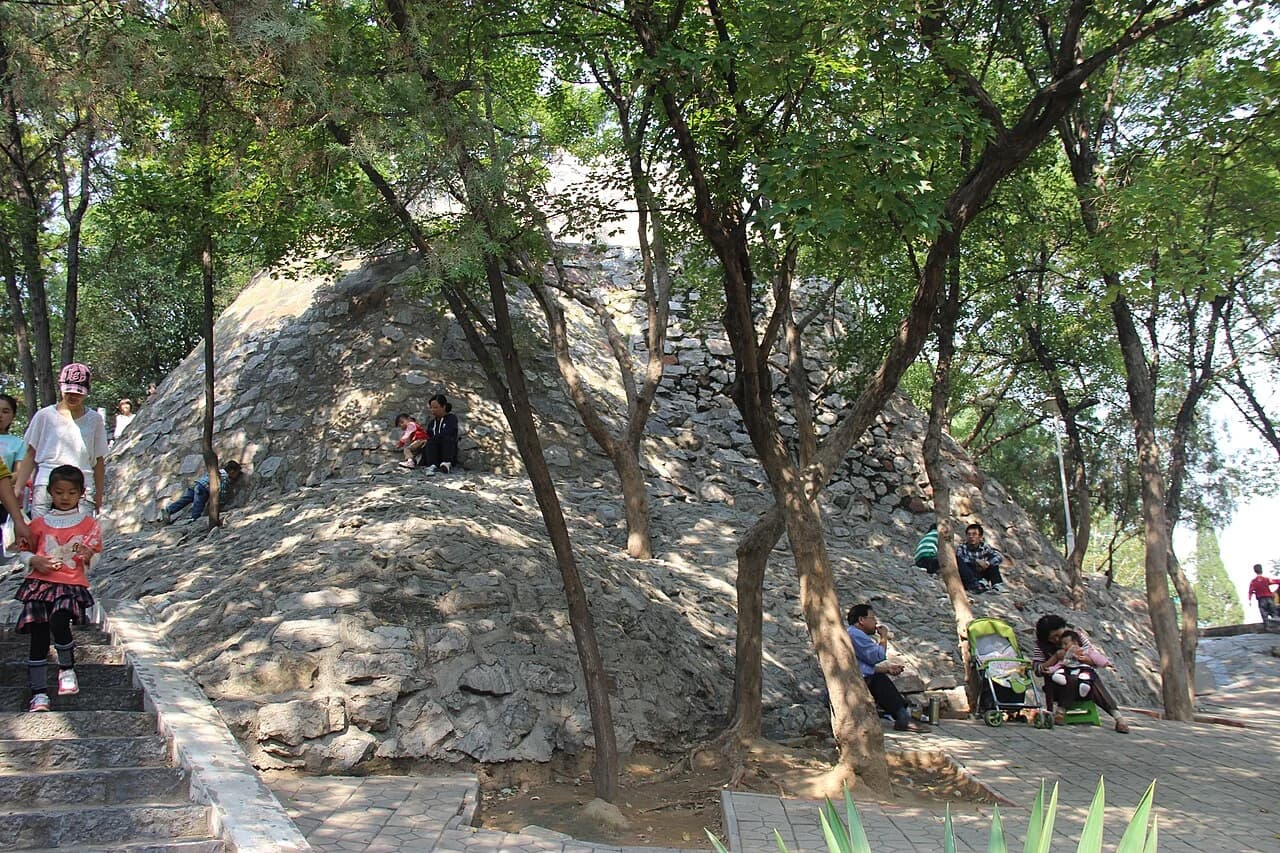 Exposed and stabilized Shang-period earthwork within a Zhengzhou park