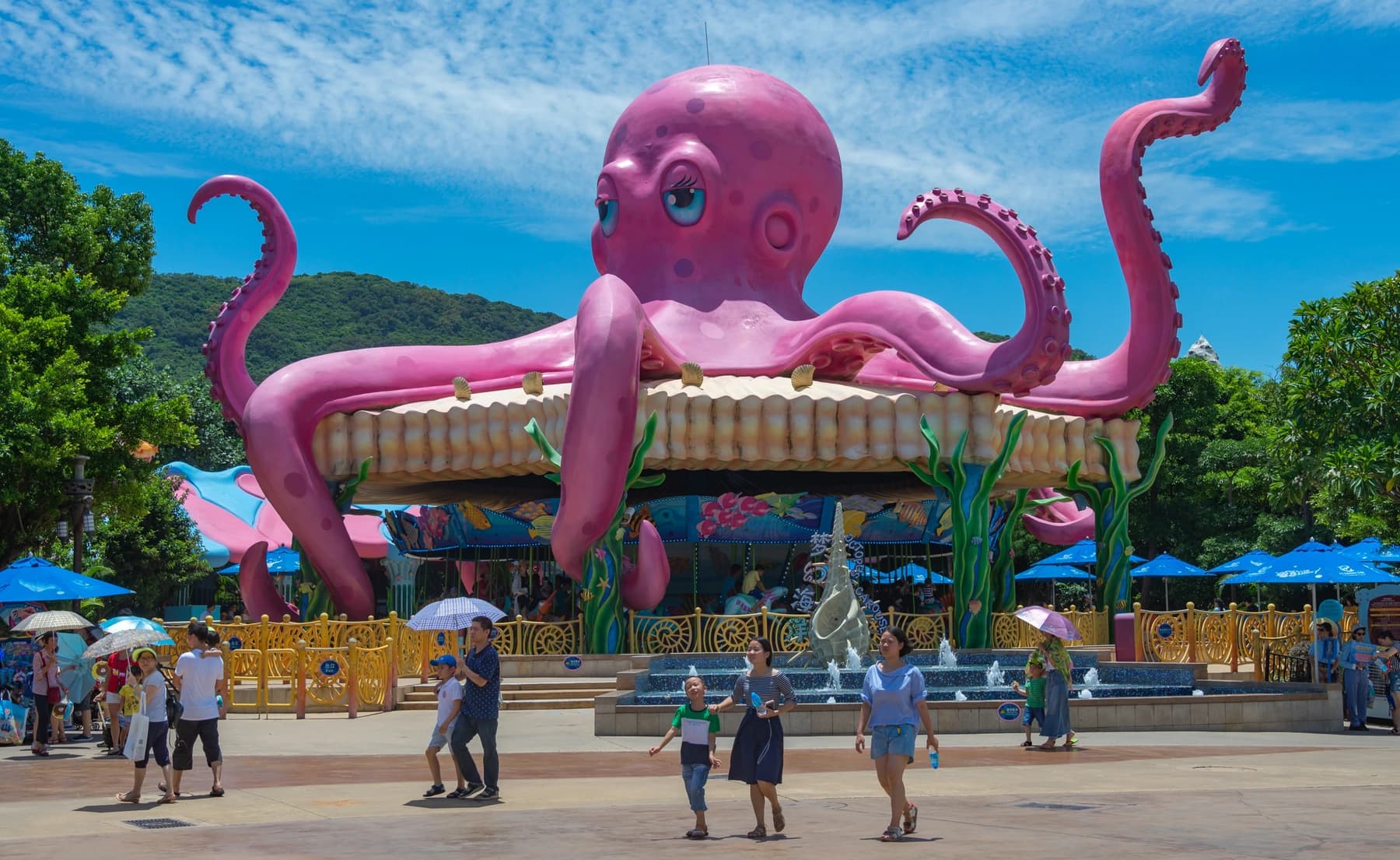 Colorida zona de atracciones con temática de pulpo dentro de Ocean Kingdom