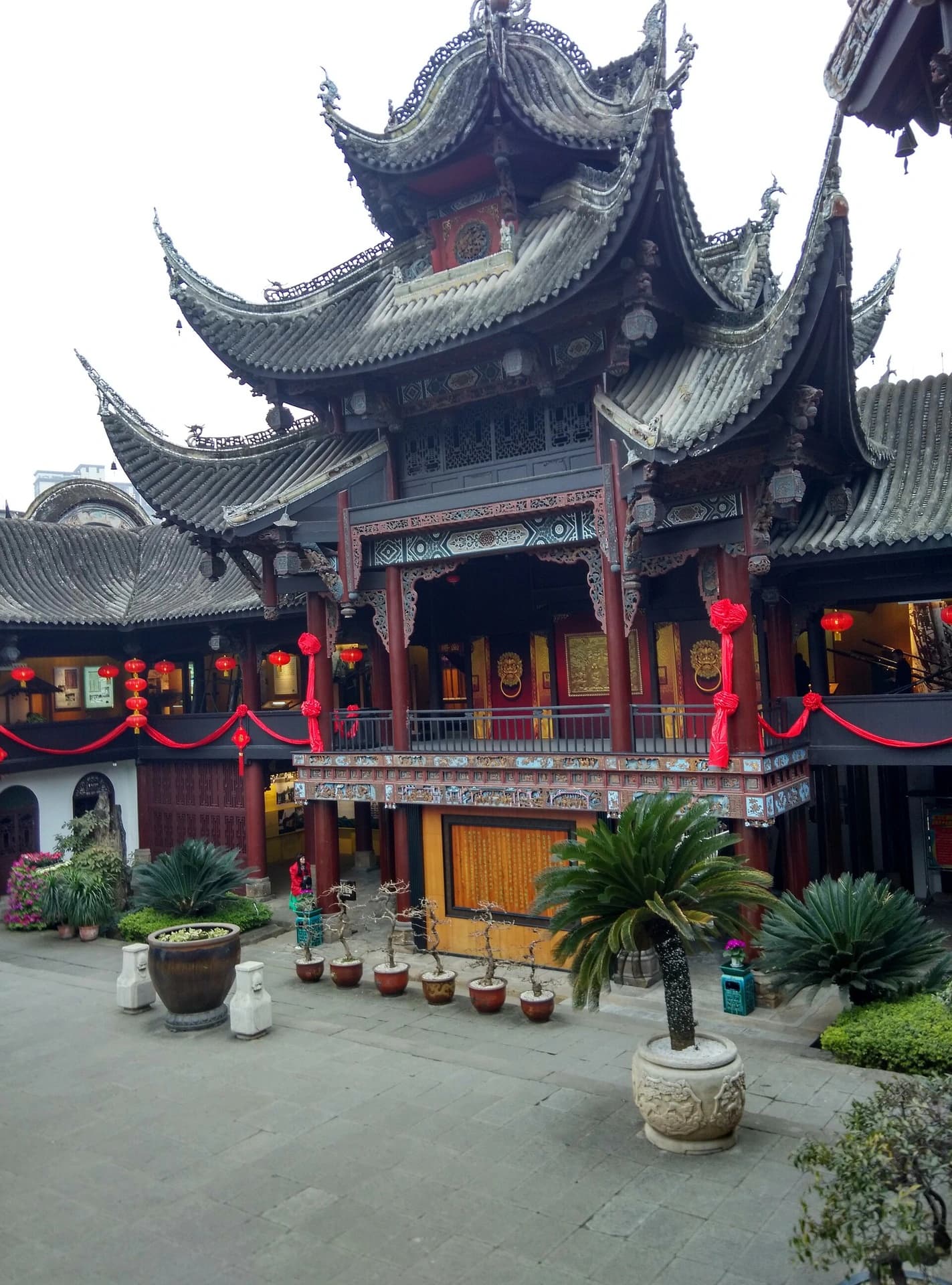 Detalles arquitectónicos tallados y patio dentro del Gremio de Qin Occidental