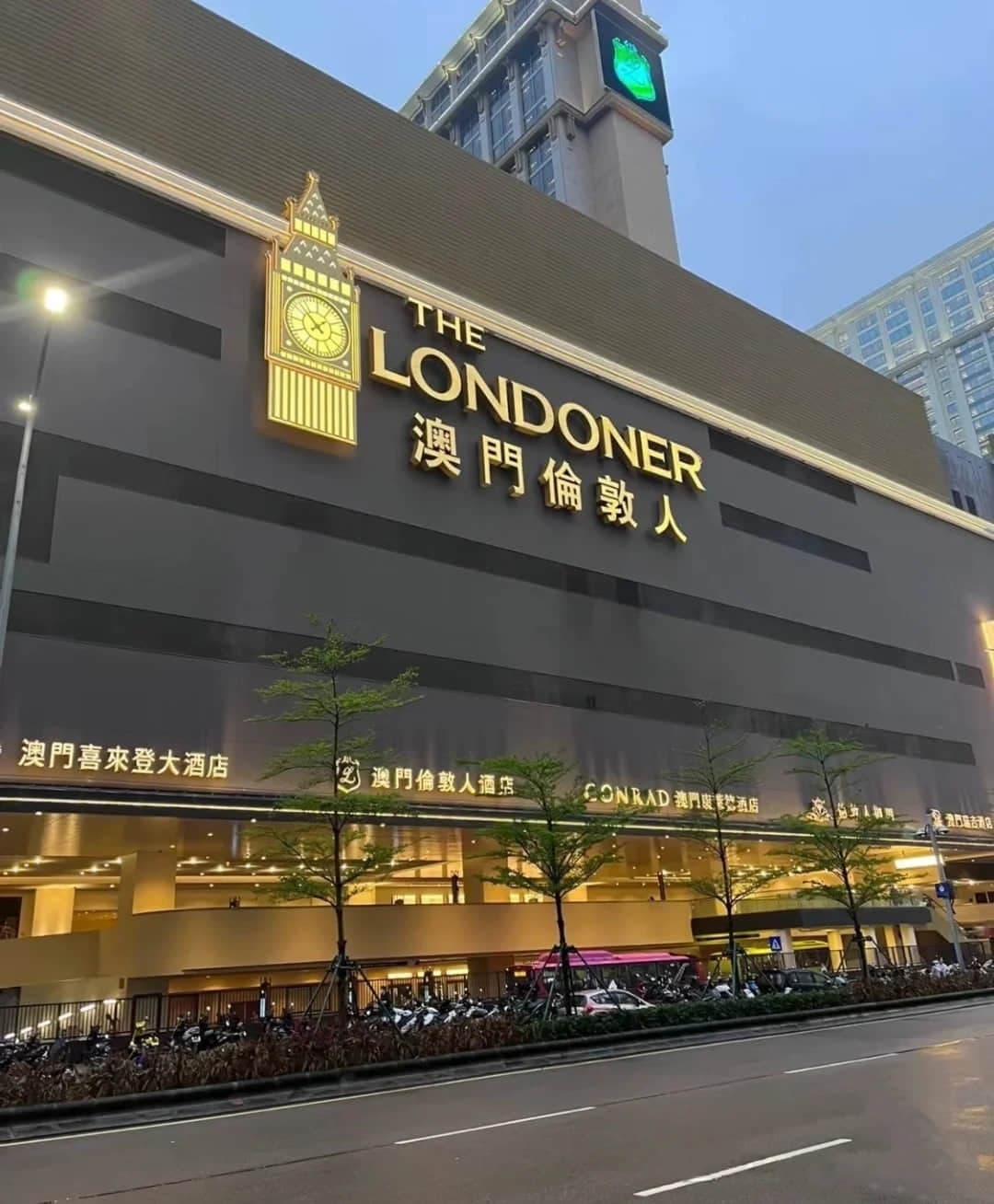 Exterior de The Londoner Macao con la emblemática réplica de la Torre Elizabeth (Big Ben)